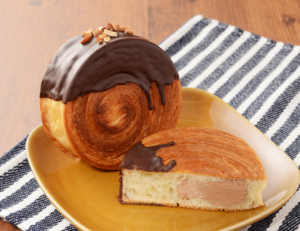 【川栄李奈さんコラボで話題】「クロワッサンロールショコラ」が登場！ローソン新作スイーツ！